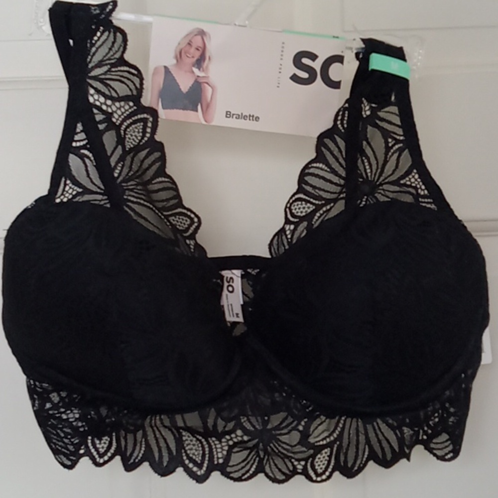 NEW. BLACK BEAUTIFUL LACE PADDED BRALETTE BY SO.  WIRE FREE. SIZE MEDIUM
